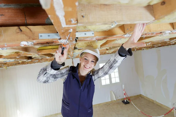 Happy female carpenter at site — Stock Photo, Image