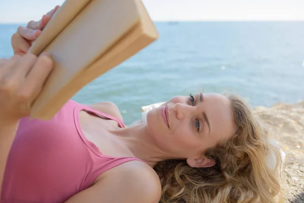 Jeune femme lisant un livre — Photo