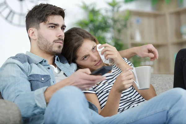 Casal assistindo filme mulher enxugar lágrimas — Fotografia de Stock