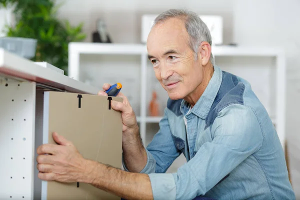 Mogen Man Montera Kök Skåp — Stockfoto