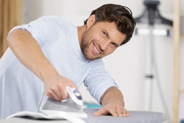 Gelukkig Man Ironing Kleding — Stockfoto