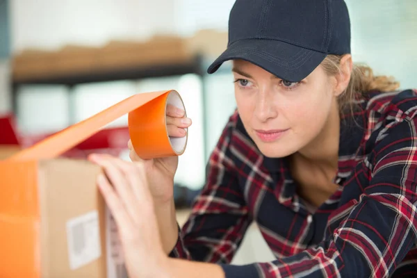 Kvinnlig Arbetstagare Flyttar Förpackningar Och Tejp Lådor — Stockfoto