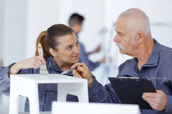 Portret Van Mensen Die Meubelonderdelen Decoreren — Stockfoto