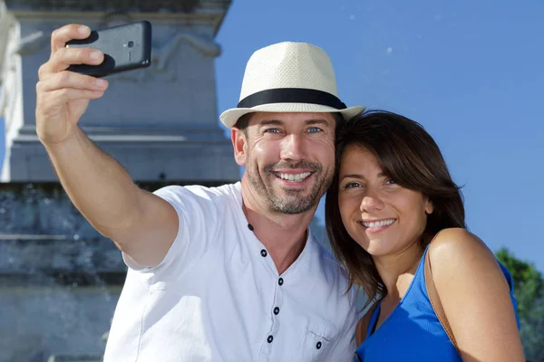 Pareja Tomando Foto Selfie Con Smartphone — Foto de Stock