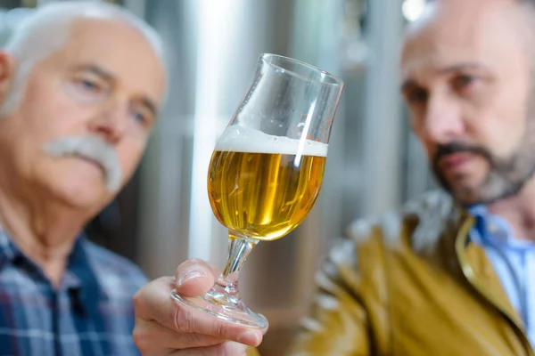 Retrato Cervecero Mirando Una Cerveza —  Fotos de Stock