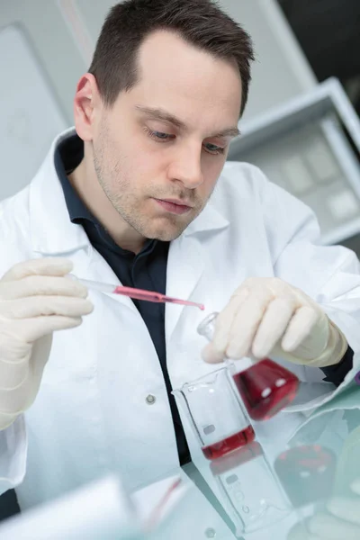 Cientista Misturando Pouco Gota Química — Fotografia de Stock