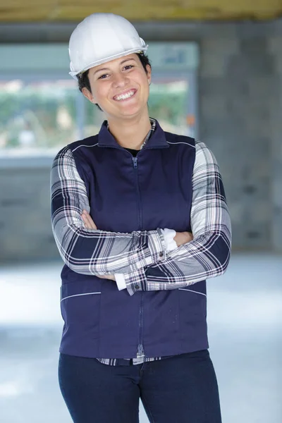 Gülümseyen Başarılı Kadın Inşaatçı Çapraz Kollarla Poz Veriyor — Stok fotoğraf