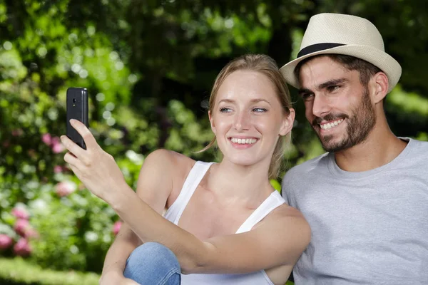 Jovem Lindo Casal Fazendo Uma Selfie — Fotografia de Stock