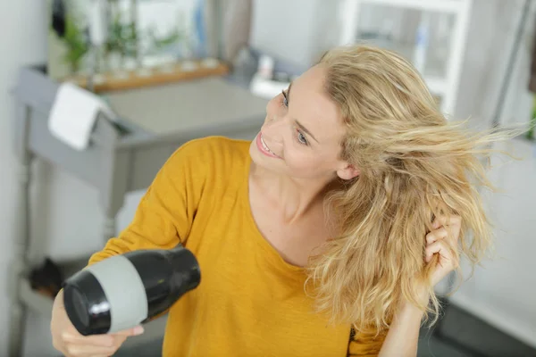 Vrouw Droogt Haar Een Haardroger Badkamer — Stockfoto
