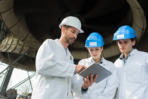 Werknemers Kijken Naar Tablet Onder Fabrieksturbine — Stockfoto