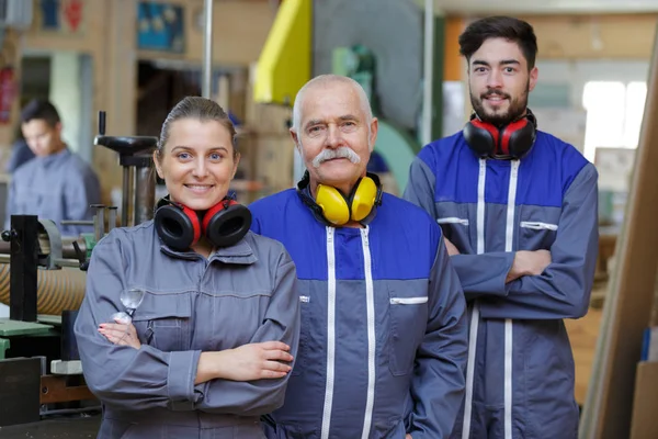 Arbetslag Tittar Kameran — Stockfoto