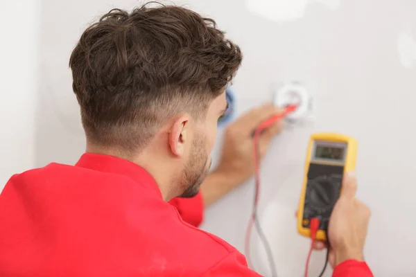 Manecillas Masculinas Que Miden Voltaje Receptáculo Eléctrico — Foto de Stock