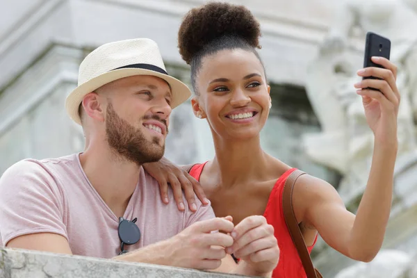 Pareja Tomando Autorretrato Con Teléfono Inteligente —  Fotos de Stock