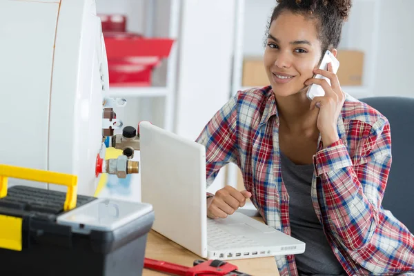 Giovane Donna Telefono — Foto Stock