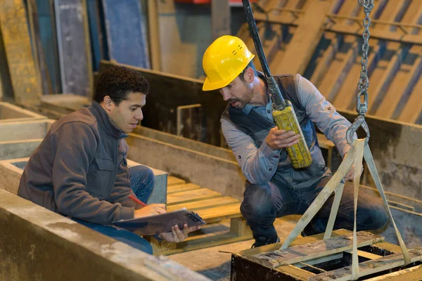 Hombres Que Utilizan Polipasto Construcción Industrial — Foto de Stock