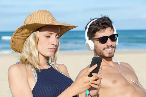 Ζευγάρι Που Χρησιμοποιούν Τηλέφωνά Τους Στην Παραλία — Φωτογραφία Αρχείου