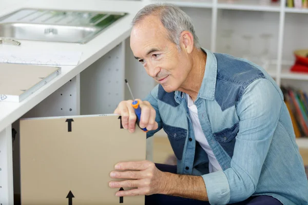 Klusjesman Bezig Met Het Monteren Van Een Meubel — Stockfoto