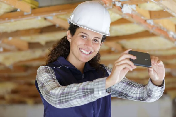 Female Builder Taking Photograph Smartphone — Stock Photo, Image