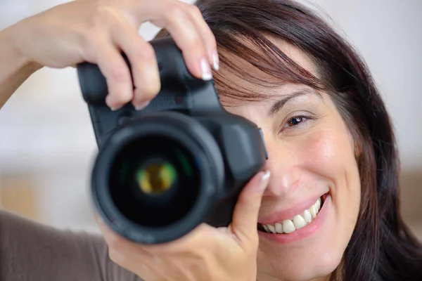 Donna Scattare Foto Con Dlsr — Foto Stock