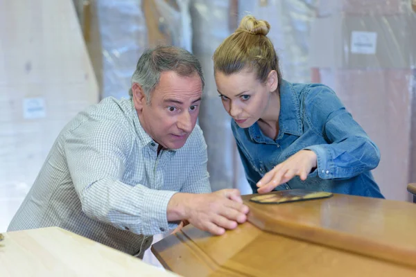 Tischler Arbeitet Mit Elektrischer Holzschleifmaschine — Stockfoto