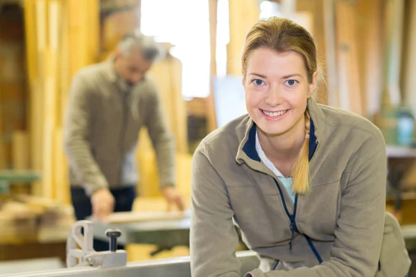 Professionell Kvinnlig Snickare Arbetare Tittar Kameran — Stockfoto