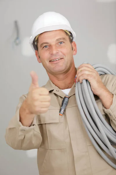 Een Mannelijke Bouwer Die Met Kabels Werkt — Stockfoto