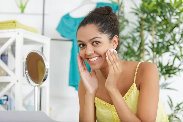 Giovane Bella Donna Applicando Suo Make — Foto Stock