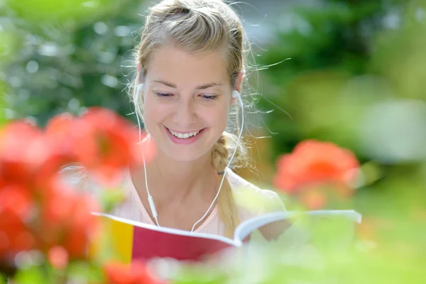 Bella Donna Che Legge Libro Nel Parco — Foto Stock