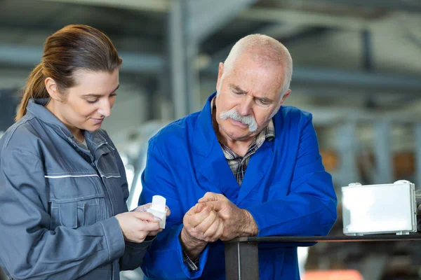 Vrouwelijke Mannelijke Fabrieksarbeider Het Werk — Stockfoto