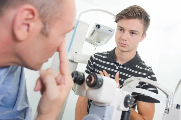 Ophthalmologist Giving Instructions — Stock Photo, Image