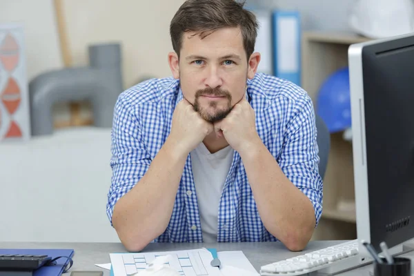 Hombre Adulto Joven Que Trabaja Oficina Creativa —  Fotos de Stock