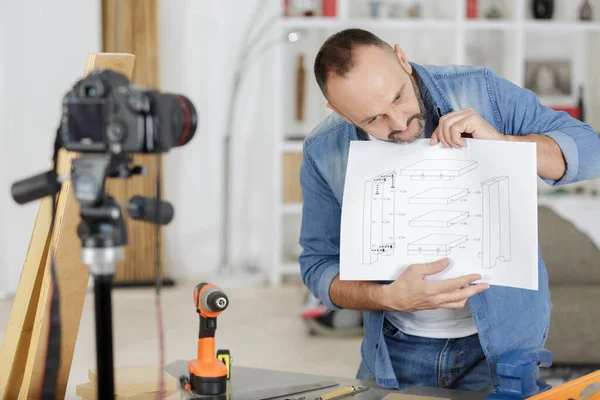 Człowiek Filmując Się Trzymając Szafę Montaż Instrukcje — Zdjęcie stockowe