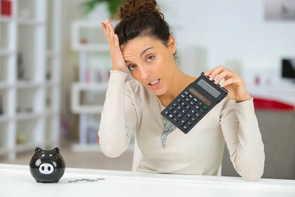 Mulher Exasperada Com Banco Porquinho Segurando Calculadora — Fotografia de Stock