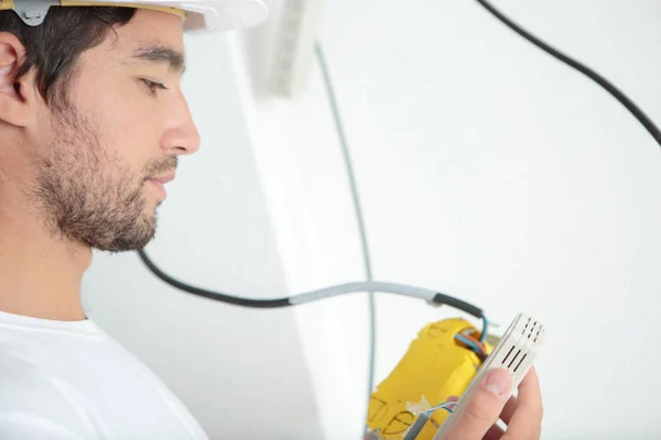 Mladý Elektrikář Testovacím Šroubovákem — Stock fotografie