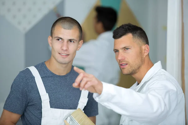 Twee Schilders Wijzen Naar Iets — Stockfoto