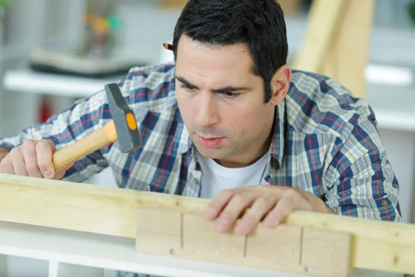 Hombre Martillando Pequeños Clavos — Foto de Stock