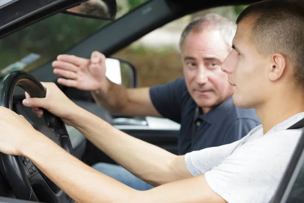 Driving Instructor Gesturing Young Learner Driver — Stock Photo, Image