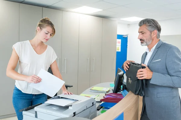 Secretaria Copiando Los Documentos Los Clientes —  Fotos de Stock