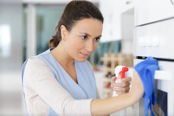 Hermosa Mujer Horno Limpieza Con Spray —  Fotos de Stock