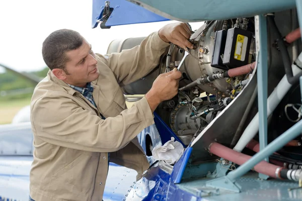 Adam Ngiliz Anahtarı Kullanarak Bir Uçak Üzerinde Çalışıyor — Stok fotoğraf