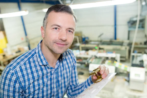 Trabalhador Segurando Parafusos Bobina Uma Fábrica — Fotografia de Stock