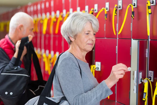 Volwassen Vrouwelijke Student Opening Kluisjes — Stockfoto