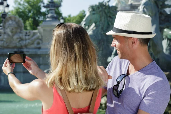 Casal Tomando Selfie Lado Uma Fonte — Fotografia de Stock