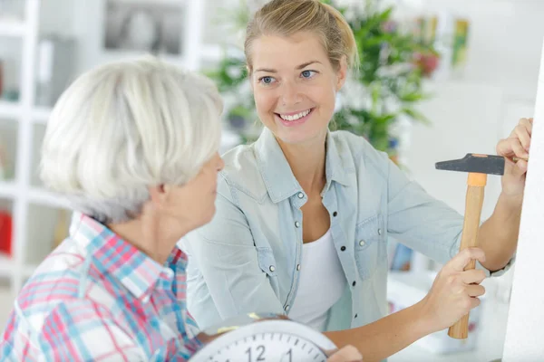 Två Kvinnor Som Hamrar Nagel — Stockfoto