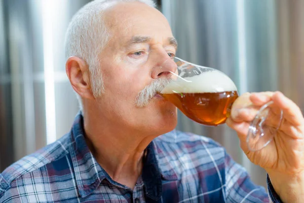 Homem Idoso Bebendo Tanque Cerveja Fundo — Fotografia de Stock