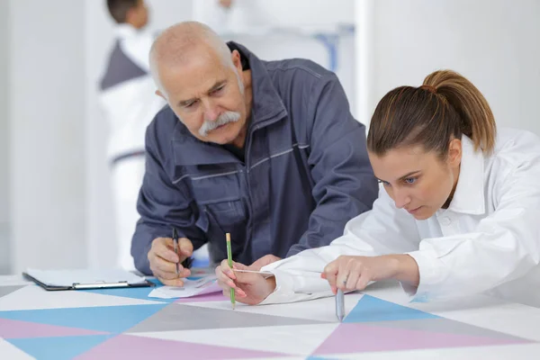 Professioneller Maler Und Dekorateur Arbeiten Zusammen — Stockfoto