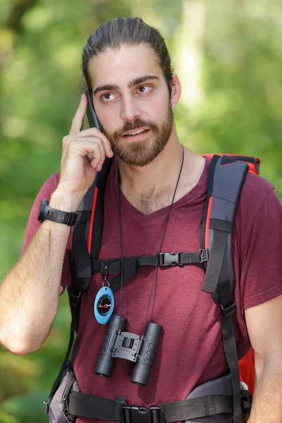 Pictre Homem Trekker Falando Telefone — Fotografia de Stock