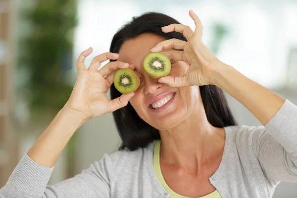 Hermosa Mujer Con Kiwi Fruta Los Ojos — Foto de Stock