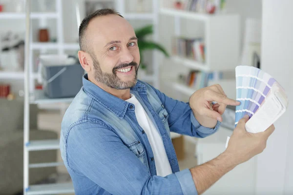 Mannelijke Schilder Met Een Set Kleurstalen — Stockfoto