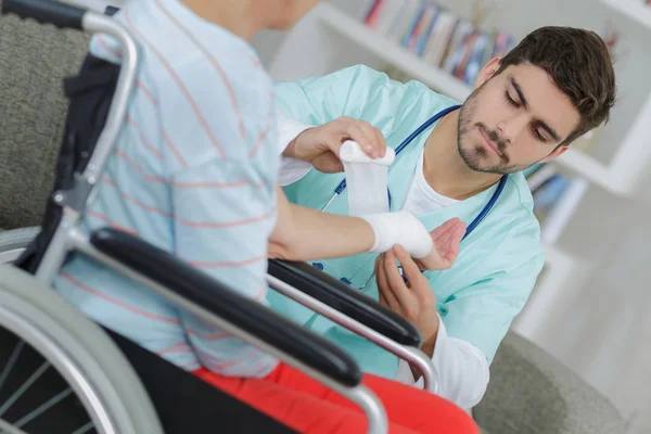 Traumatologista Está Cuidando Paciente — Fotografia de Stock